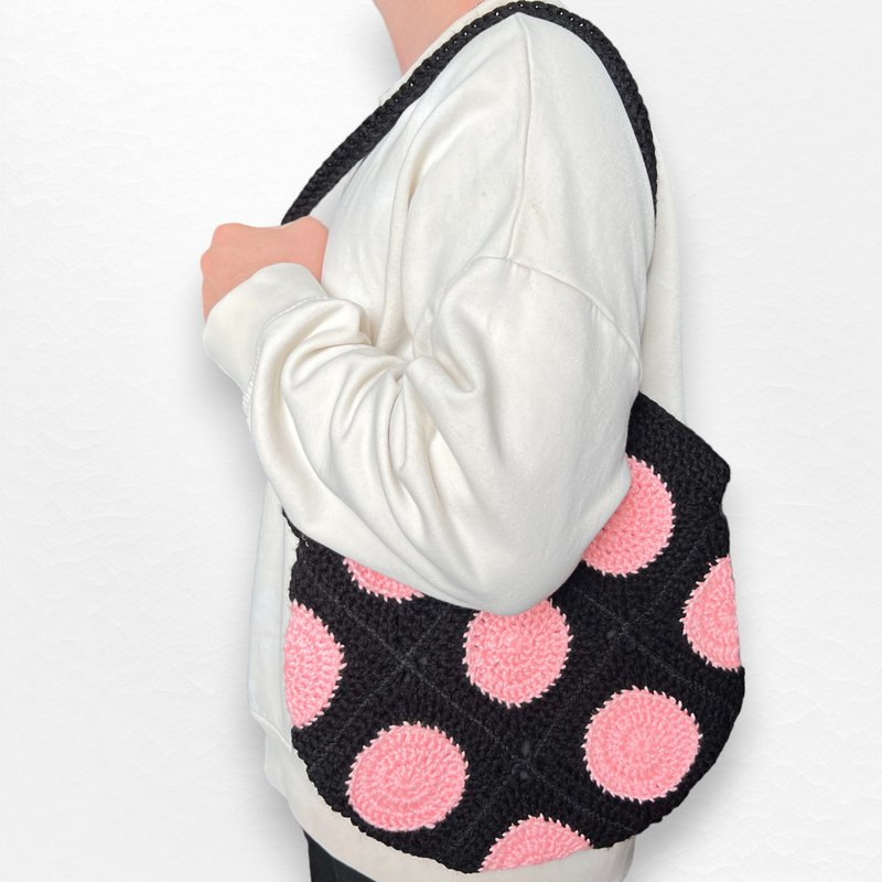 Granny Square Crochet Tote Bag with lining inside pink circle - กระเป๋าถือ - วัสดุอื่นๆ สีดำ