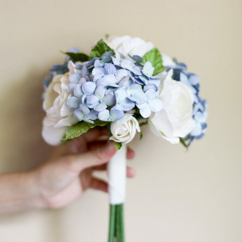 BM102 : ช่อดอกไม้เพื่อนเจ้าสาว สำหรับถือในงานแต่งงาน ในโทนสีฟ้าขาว - งานไม้/ไม้ไผ่/ตัดกระดาษ - กระดาษ สีน้ำเงิน