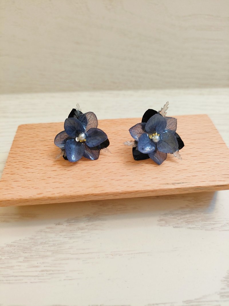 Anna Hydrangea - Gray and black night color snowflake nine petals - 925 sterling silver earrings - ต่างหู - พืช/ดอกไม้ หลากหลายสี