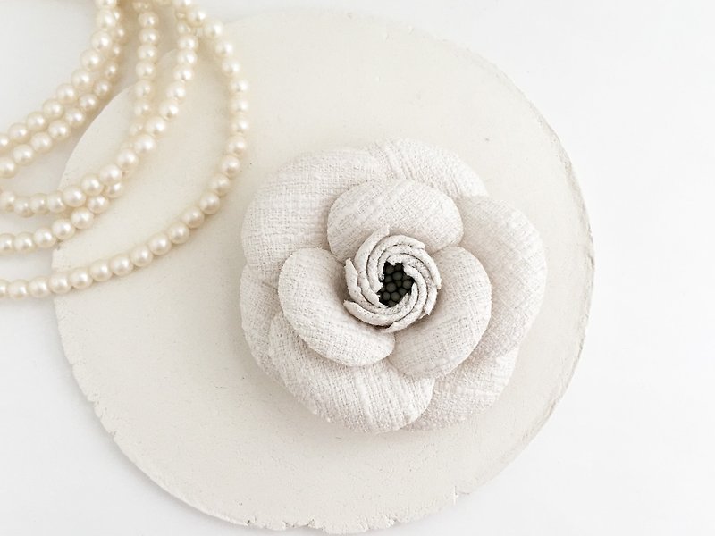 Corsage: Tweed Camellia Ivory - Brooches - Polyester White