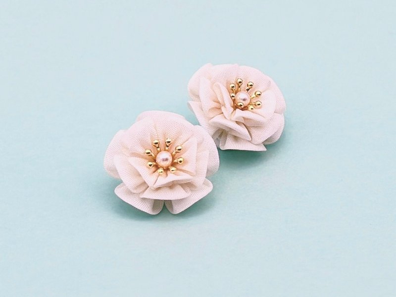 ふんわり八重桜の純白ピアス　　白　ホワイト　つまみ細工 和 着物　 春　袴　卒業式　成人式　浴衣　花火　花見　和小物　フォーマル　入園　入学　パーティ - 耳環/耳夾/耳骨夾 - 絲．絹 白色