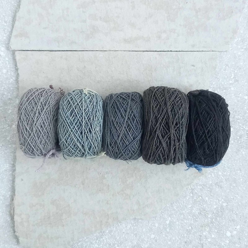 グレー 80m×5色/太さ0.7mm/草木染め綿糸 /刺繍糸・刺し子糸・クロスステッチ・ラッピング・タッセル - 編織/刺繡/羊毛氈/縫紉 - 棉．麻 灰色