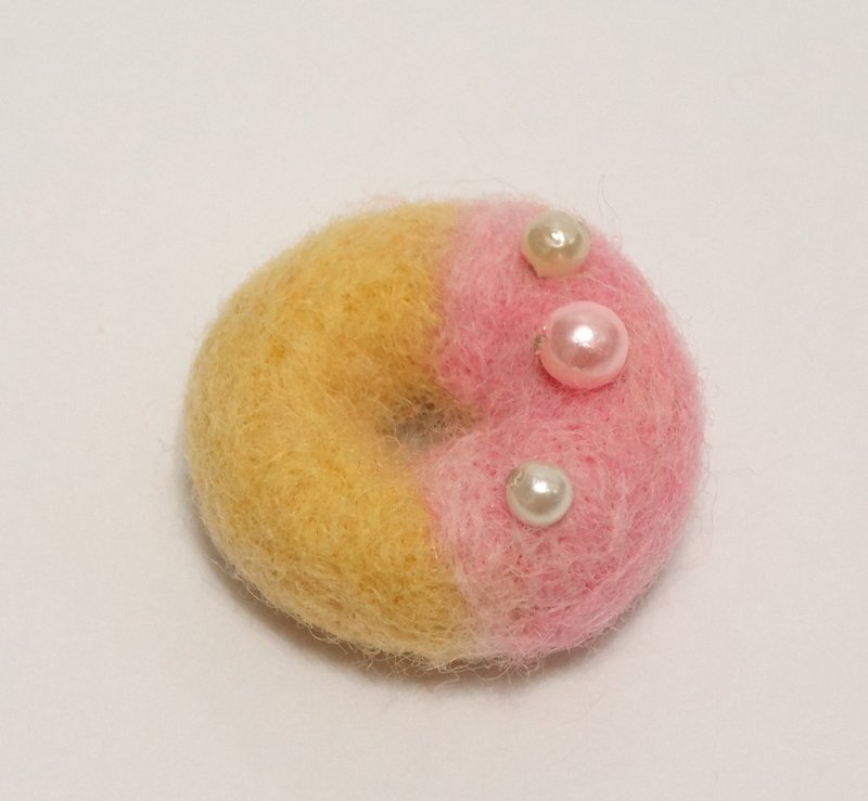 甜蜜草莓甜甜圈-羊毛氈  "鑰匙圈、吊飾、擺飾"(可客製化更改顏色) - 鑰匙圈/鑰匙包 - 羊毛 粉紅色