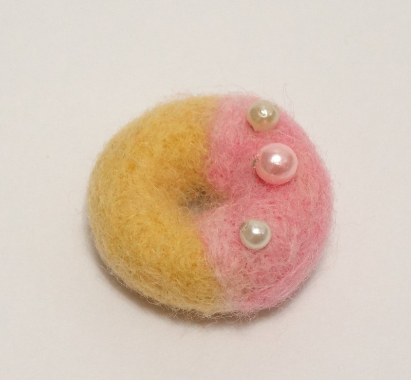 Strawberry Donut -Wool felt  (key ring or Decoration) - Keychains - Wool Pink