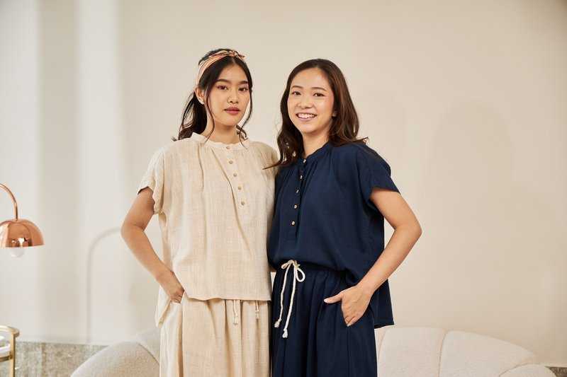半袖側開棉質上衣 - KATHI : LINEN 海軍藍色 - 女襯衫 - 棉．麻 藍色