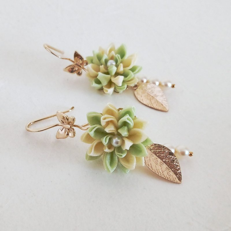 春の訪れを告げる蝶と花のピアス　つまみ細工 - 耳環/耳夾/耳骨夾 - 棉．麻 黃色