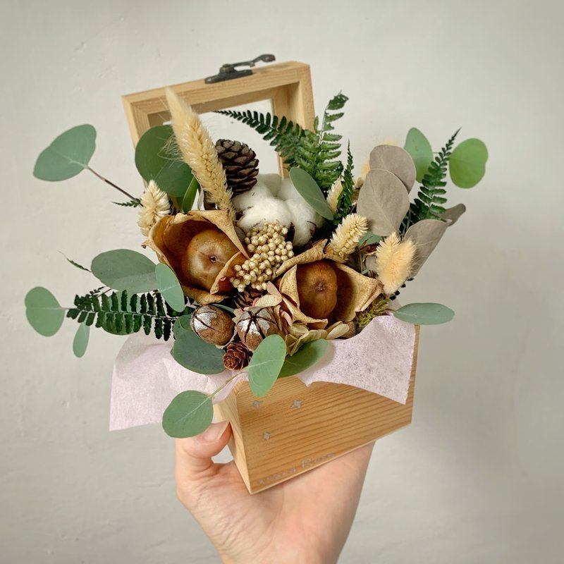 Christmas flower box_wooden rose - ช่อดอกไม้แห้ง - พืช/ดอกไม้ หลากหลายสี