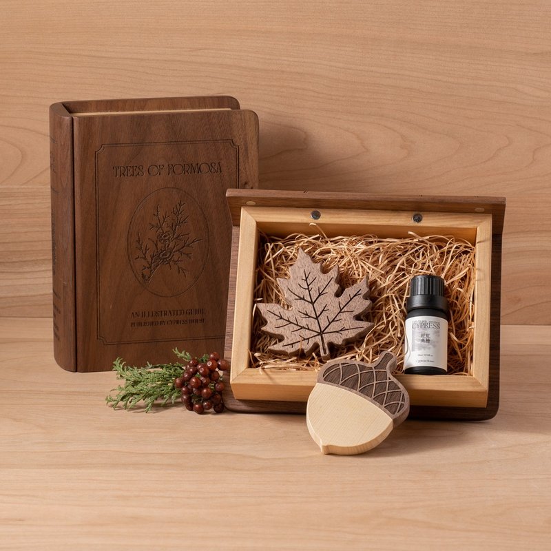 黑胡桃森之實車用擴香木精油禮盒 楓葉橡果 車夾吊飾(附紙袋) - 香氛/精油/擴香 - 木頭 咖啡色