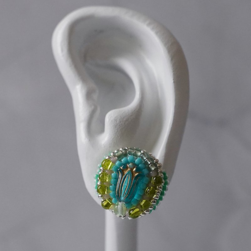 おしゃべりなピアス・イヤリング57, ブルー×グリーンのまる刺繍×大ぶり×選べる金具×一点もの×サージカルステンレス - 耳環/耳夾/耳骨夾 - 塑膠 藍色