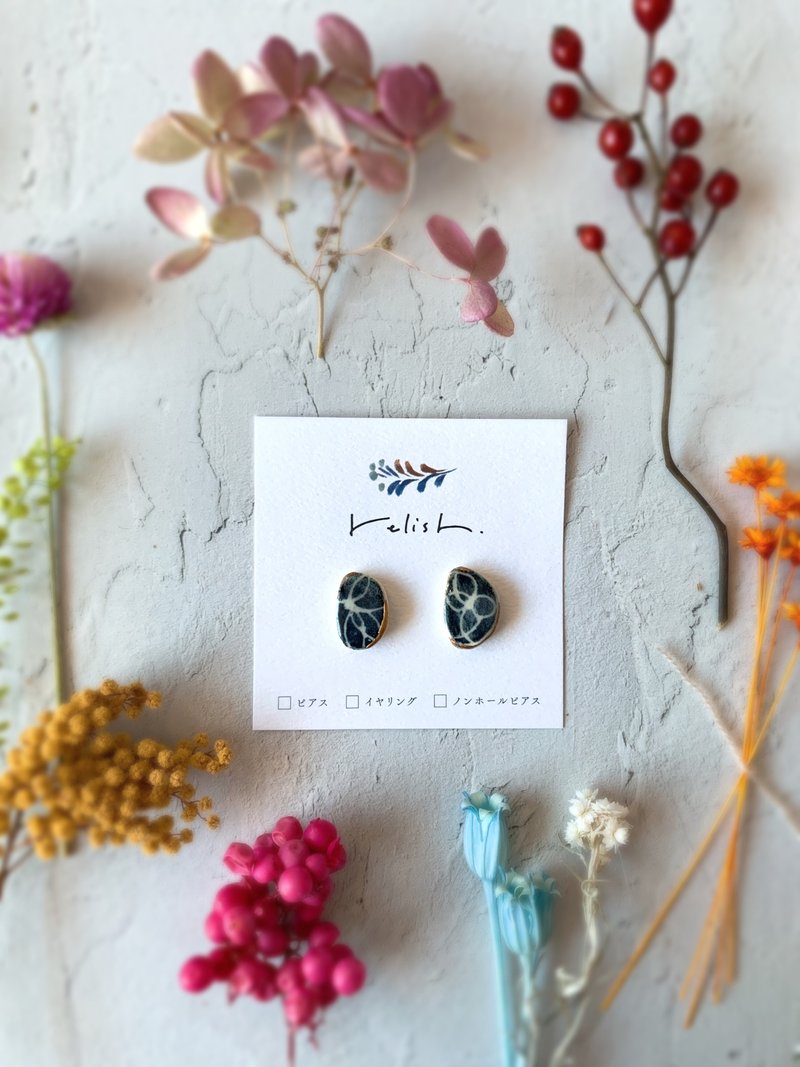 [Resale] Chic flower-painted gold-lacquered ceramic earrings, non Clip-On earrings, small, simple, ceramic - Earrings & Clip-ons - Pottery Black