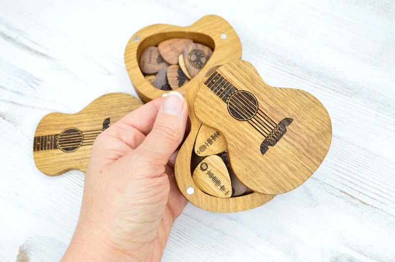 Guitar picks holder, personalized box for picks, acoustic guitar shaped box pick - 吉他/樂器 - 木頭 多色