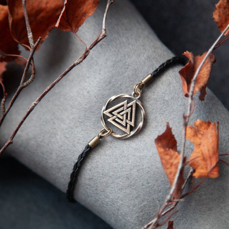 Valknut leather bracelet. Pagan handcrafted jewelry. Odin symbol. Scandinavian - สร้อยข้อมือ - วัสดุอื่นๆ สีส้ม