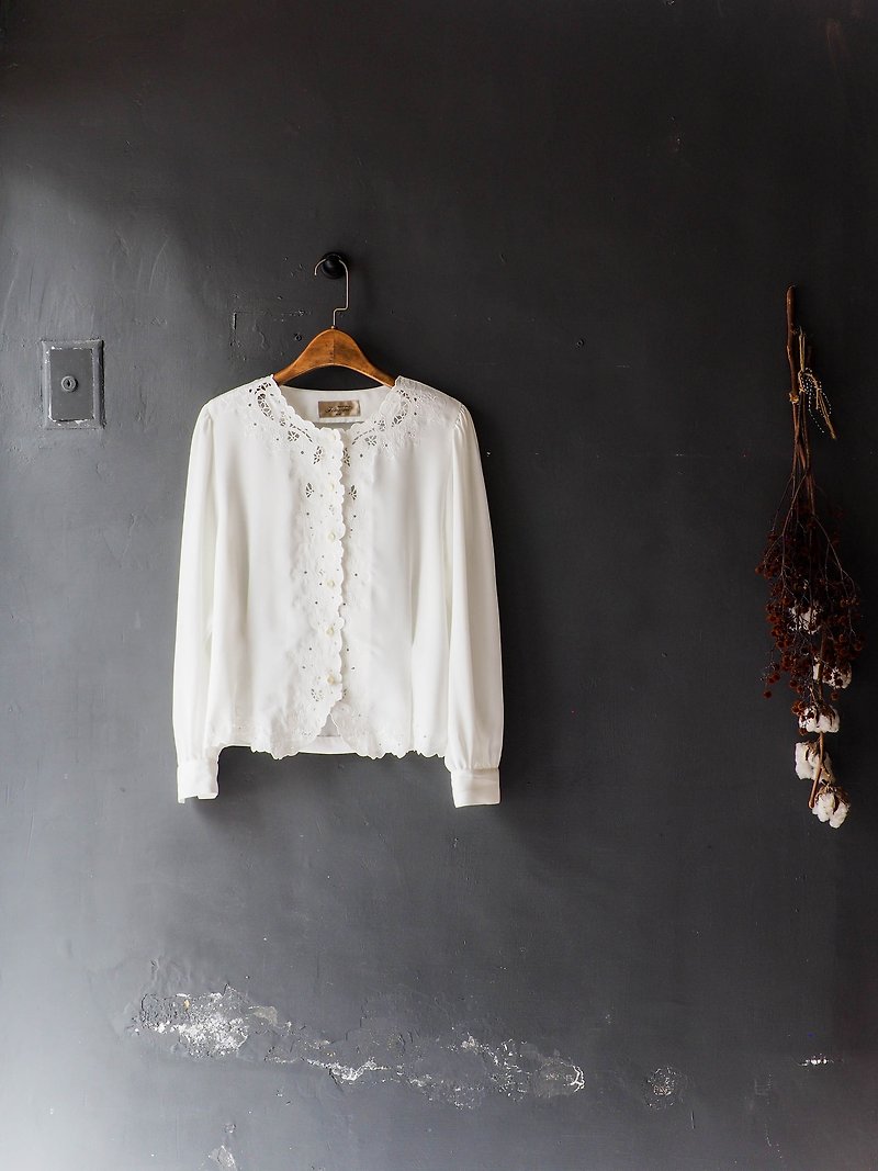 Kawasui - Hokkaido Snow White Embossed Embroidered Elegant Girl Antique Silk Turtleneck Shirt Top shirt oversize vintage - เสื้อเชิ้ตผู้หญิง - เส้นใยสังเคราะห์ ขาว