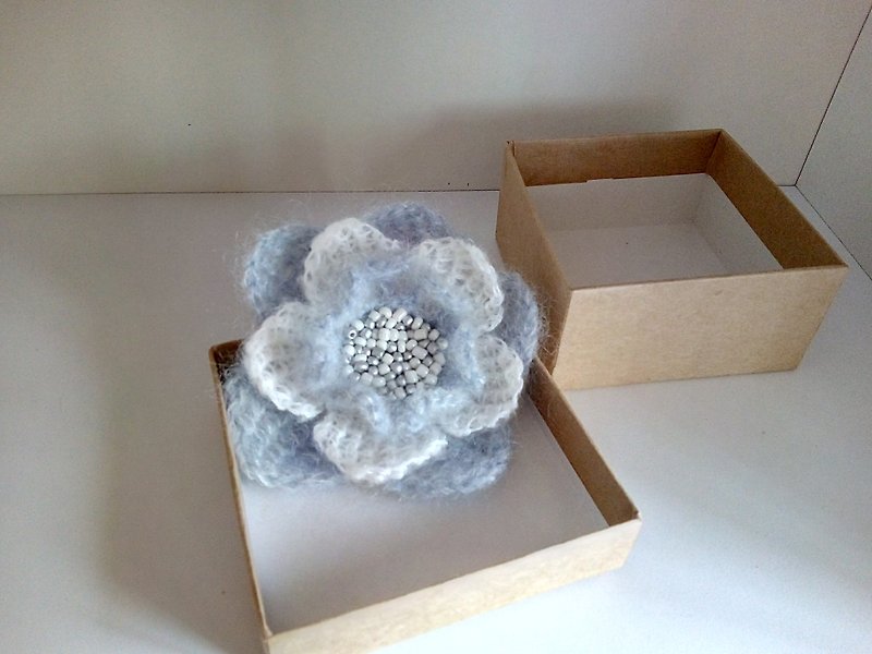 crochet brooch fluffy flower - เข็มกลัด - งานปัก สีเทา