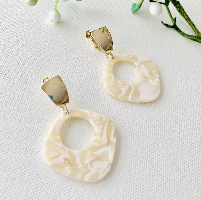 Ivory marble drops  earring アイボリーマーブル フープイヤリング　圈形耳環 - ピアス・イヤリング - その他の素材 ホワイト