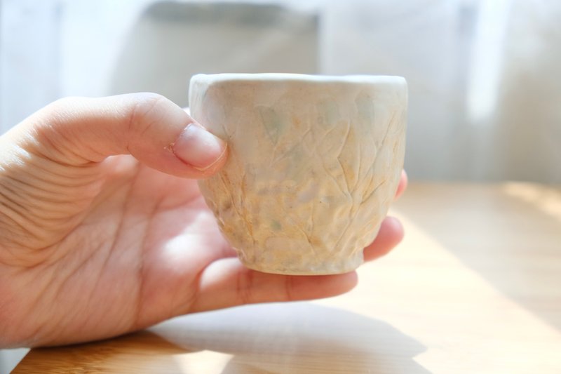 【母親節禮物】日本禪意侘極風夢幻白釉淺刻野草紋茶杯自然風器皿 - 杯子 - 陶 白色