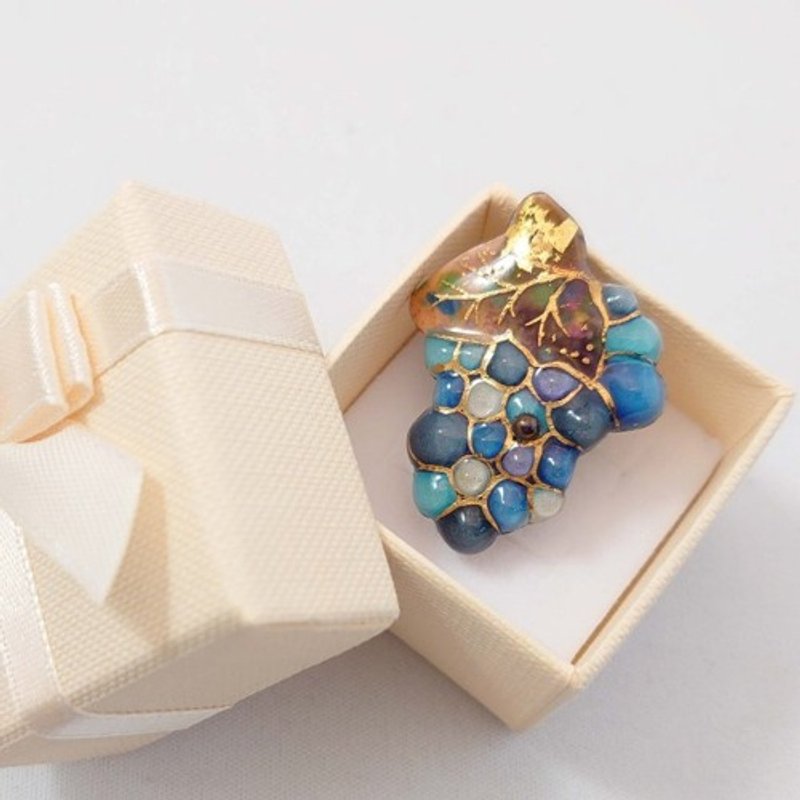 Blue grape cloisonné pin brooch - เข็มกลัด/พิน - โลหะ สีน้ำเงิน