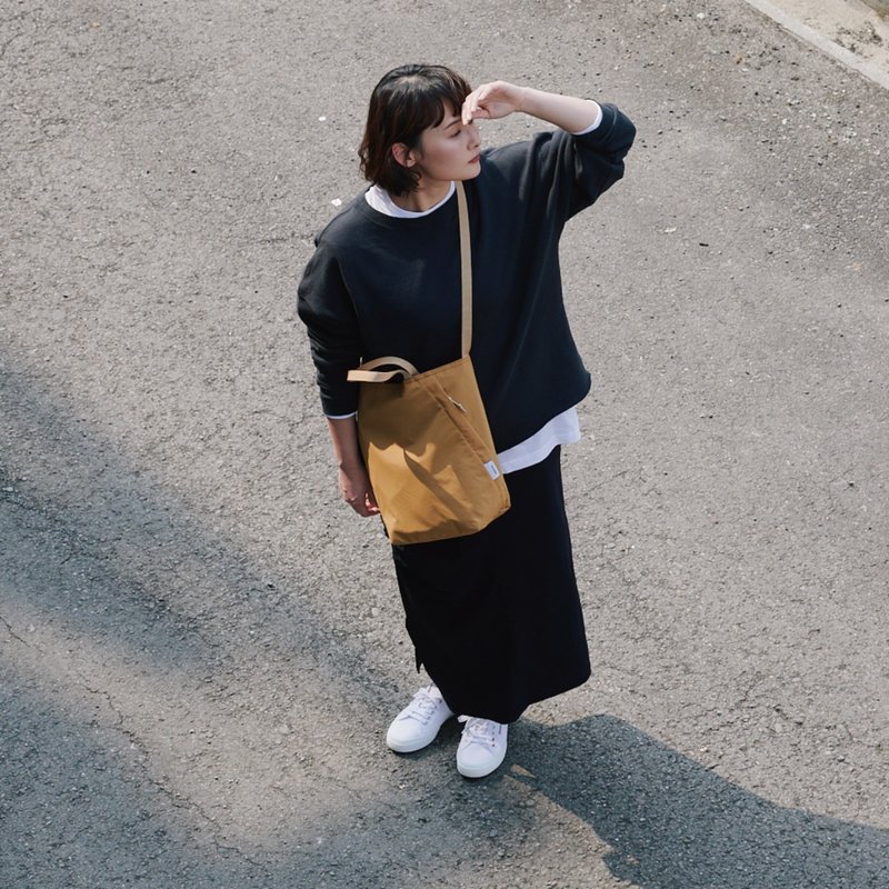 Cityシリーズ新作 | COLLIN リバーシブルショルダー/クロスボディトート Mサイズ (トフィー) ショルダーストラップ調節可能 - ショルダーバッグ - ナイロン カーキ