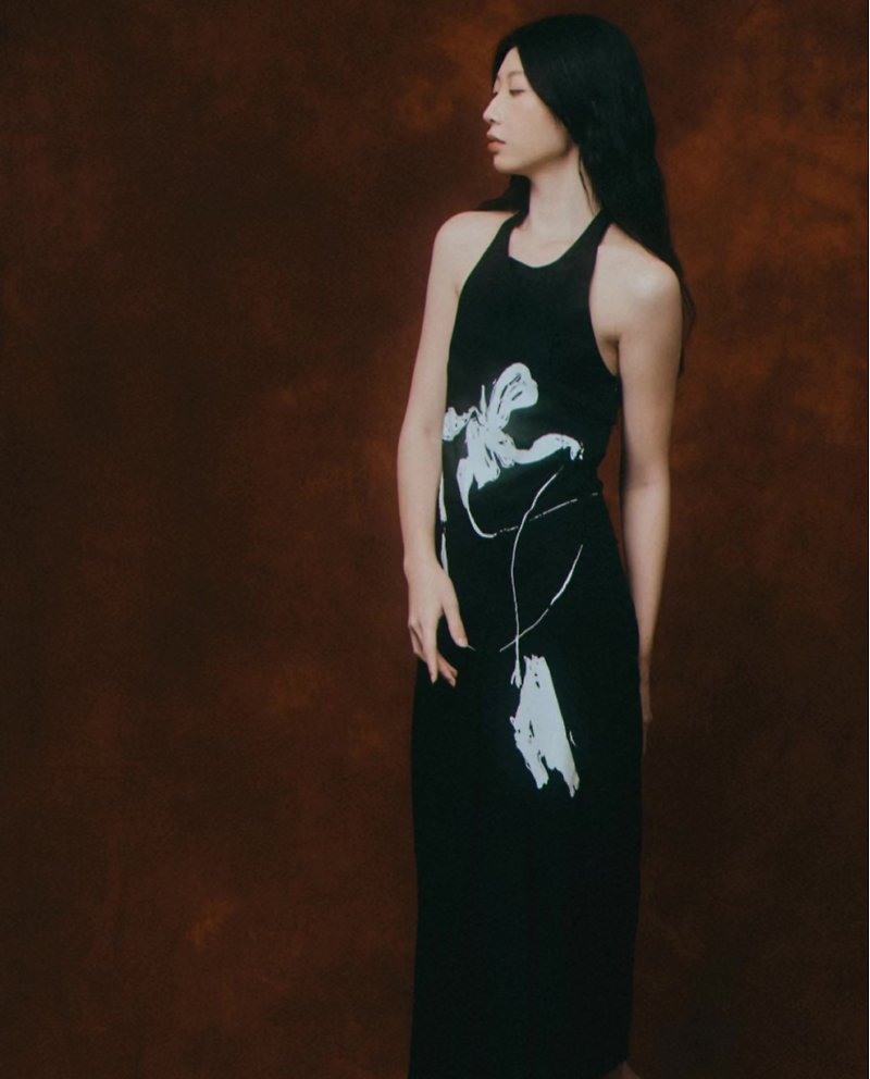 Hand-printed Orchid Mermaid Dress - ชุดเดรส - ผ้าฝ้าย/ผ้าลินิน สีดำ