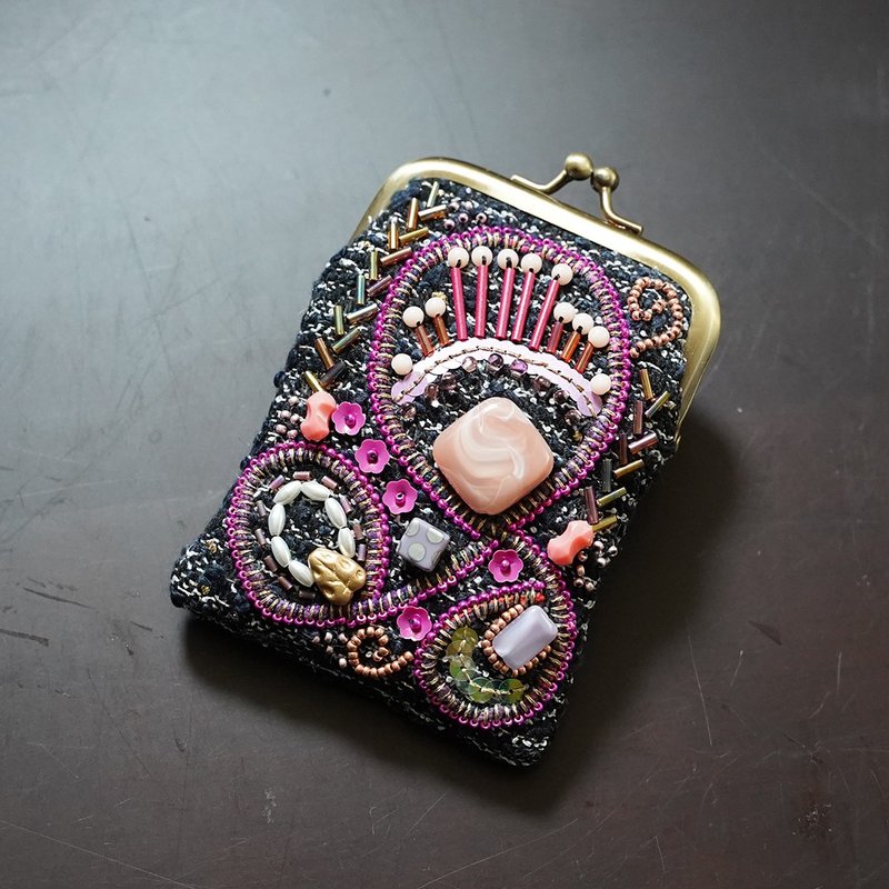 カードがすっぽりサイズのがま口 sparkle 20　ブラック　ピンク　ビーズ刺繍 - 名片夾/名片盒 - 羊毛 粉紅色