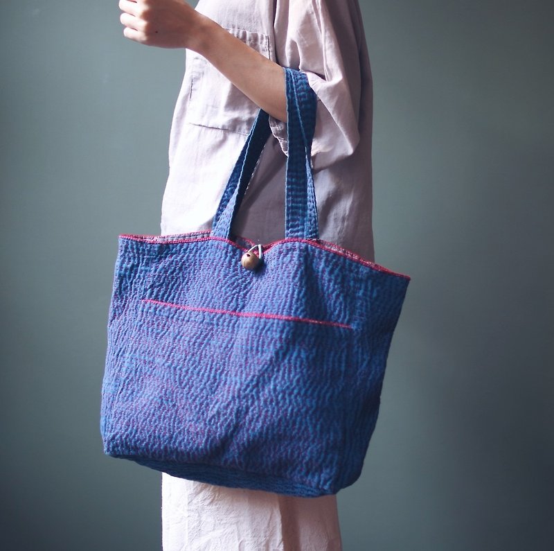 OMAKE Select blue dyed hand embroidered bell dual-use bag - กระเป๋าถือ - ผ้าฝ้าย/ผ้าลินิน สีน้ำเงิน