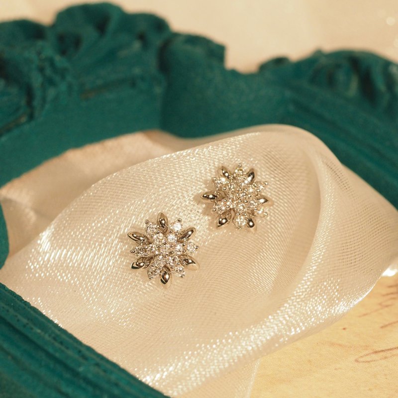 18K金鑽石花片耳環 18K Gold Diamond Floralflakes Earrings - 耳環/耳夾/耳骨夾 - 貴金屬 
