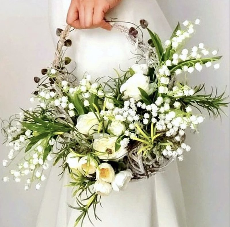 pretty! Lily of the valley and rose basket bouquet Artificial flower bouquet - ช่อดอกไม้แห้ง - วัสดุอื่นๆ ขาว