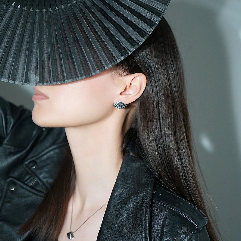 折扇耳釘 未時VISHI原創設計s925純銀扇子耳環簡約氣質創意個性女 - 耳環/耳夾 - 其他金屬 銀色