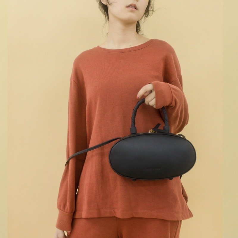 Black handbag / shoulder bag oval radio modeling hand-knot twist 2 WAYS leather bag to work commuter shopping student girl macaron girl heart does not hit package series hand-stitched imported first layer of leather hand-stitched leather shoulder bag can b - กระเป๋าแมสเซนเจอร์ - หนังแท้ สีดำ