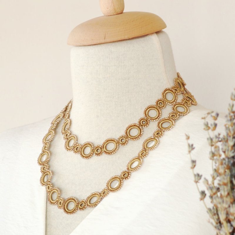 ビーズの90cmラリエット【リング】ゴールド - ロングネックレス - 刺しゅう糸 ゴールド