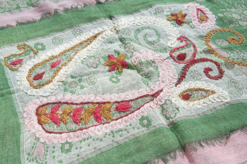 喀什米爾Cashmere/水煮羊毛披肩/針織圍巾/刺繡圍巾/羊絨披巾-花 - 圍巾/披肩 - 羊毛 多色