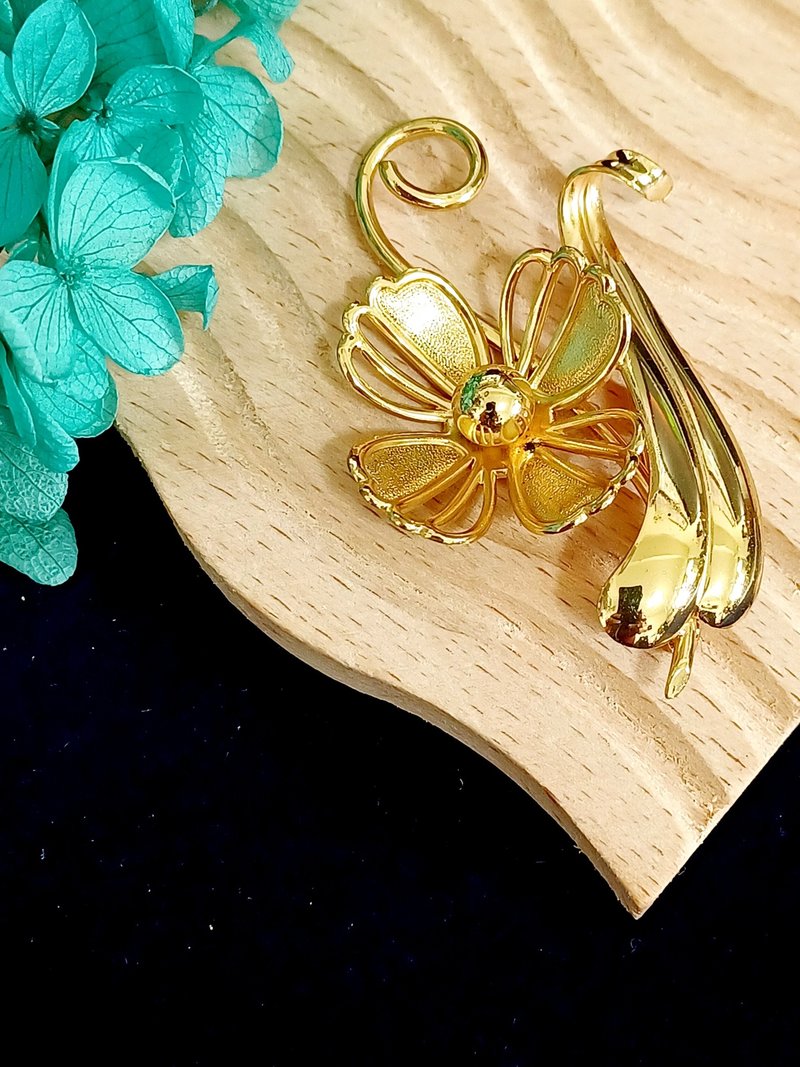 vintage jewelry 典雅金色捲枝花卉 別針 胸針 - 胸針 - 其他金屬 