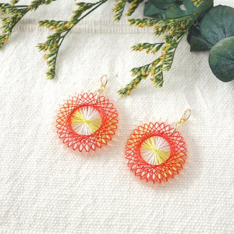 Red gerbera earrings/  pale pink / spring color / silk thread / shipping free - ต่างหู - ผ้าไหม สีแดง