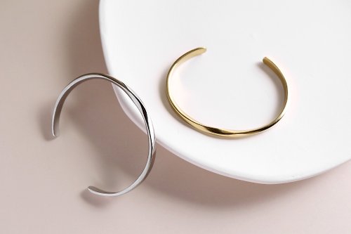 Miestilo 【客製化禮物】簡約的C。微扭轉白鋼手環