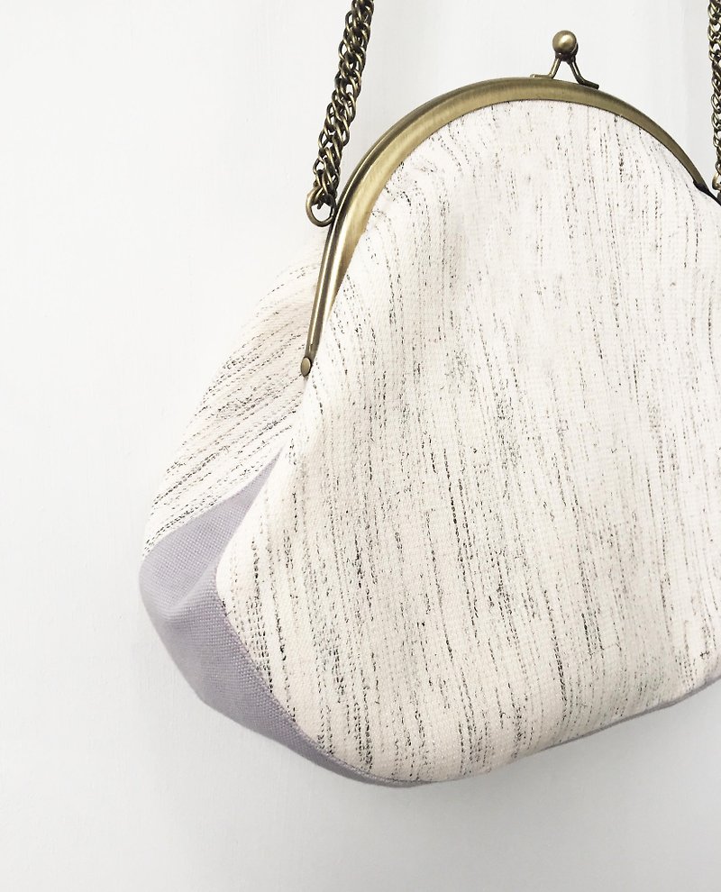Silver lines circle clasp frame bag/with chain/ cosmetic bag - กระเป๋าคลัทช์ - ผ้าฝ้าย/ผ้าลินิน ขาว