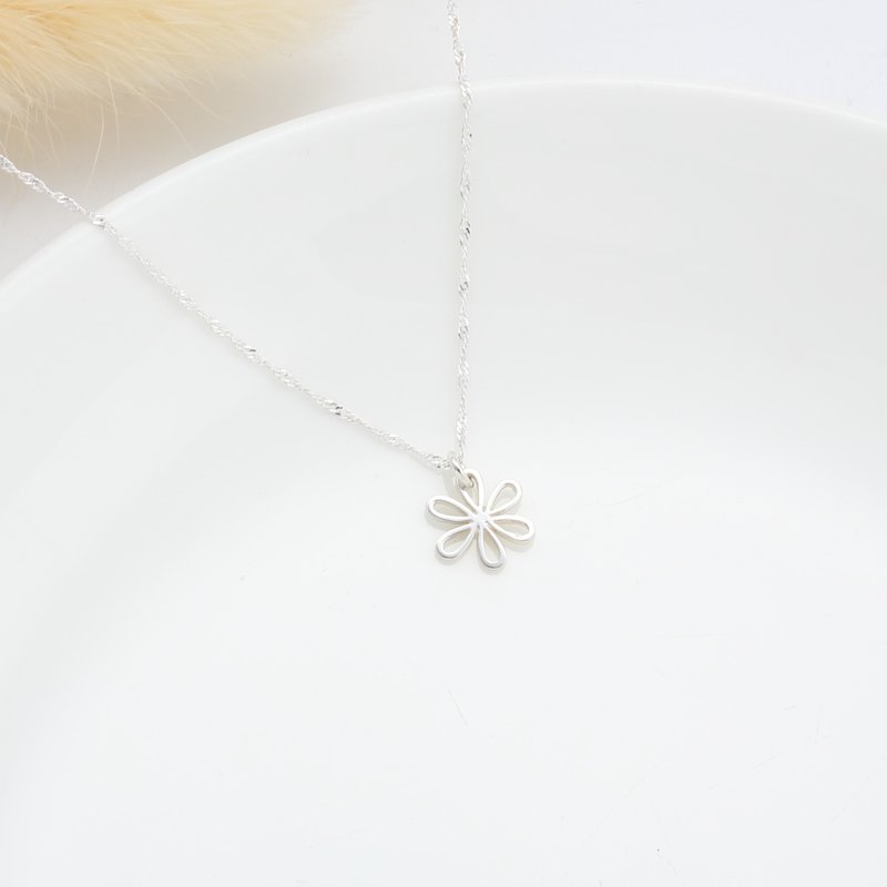 【Angel & Me】Cute Daisy Flower s925 sterling silver necklace Birthday gift - สร้อยคอ - เงินแท้ สีเงิน