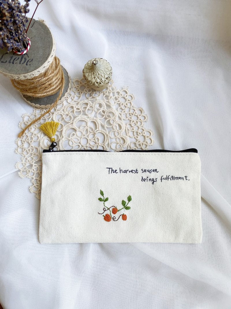 [Handmade by Ms. Fang] Embroidered fabric zipper storage bag for Christmas and New Year gifts - กระเป๋าเครื่องสำอาง - ผ้าฝ้าย/ผ้าลินิน หลากหลายสี