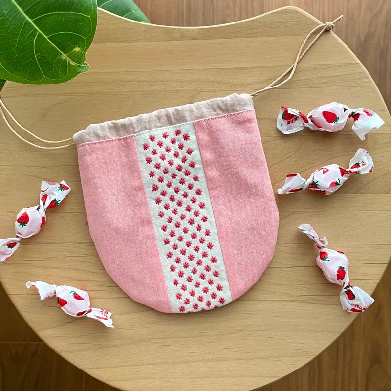 いちごミルク色の刺し子ミニ丸巾着　レッド　ピンク　刺繍　小物入れ　プレゼント　誕生日プレゼント　クリスマス　可愛い　リップケース　ティッシュポーチ - 化妝包/收納袋 - 棉．麻 紅色