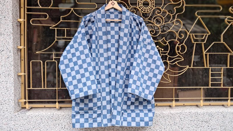 AMIN'S SHINY WORLD Classic Denim Checkerboard Washed KIMONO - เสื้อโค้ทผู้ชาย - ผ้าฝ้าย/ผ้าลินิน สีน้ำเงิน