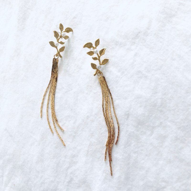 Chain tassel leaf stud earrings - ต่างหู - ไข่มุก สีทอง