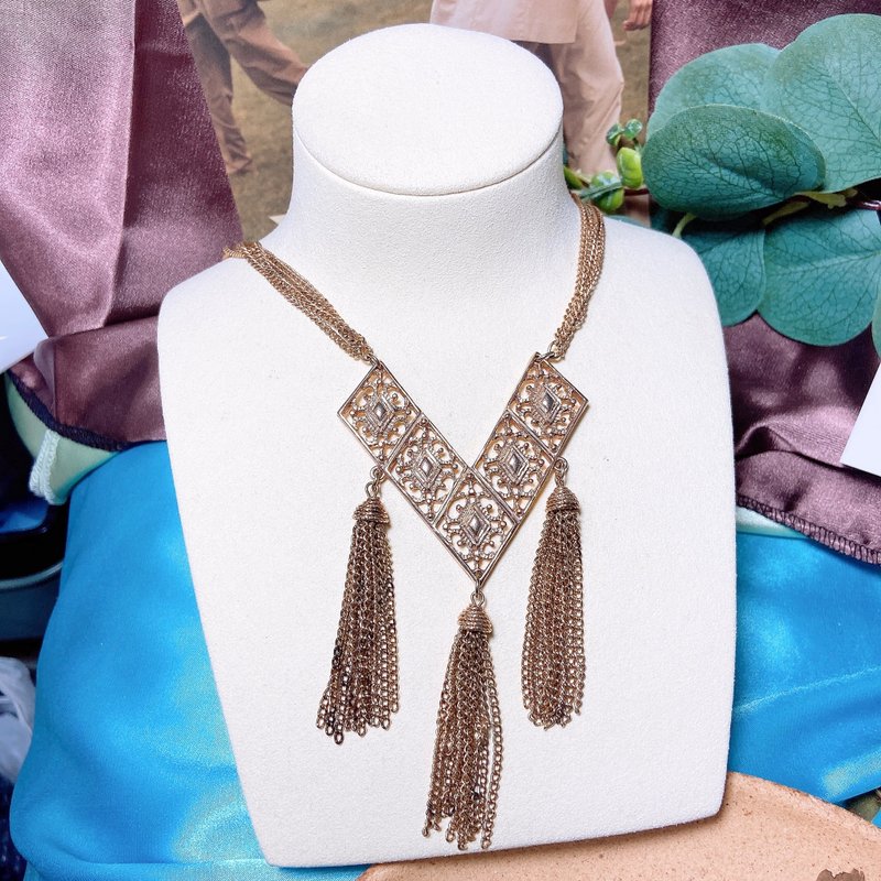 【西洋古董飾品】Sarah cov V型雅緻簍空三層流蘇垂墜雕花 項鍊 - 項鍊 - 貴金屬 金色
