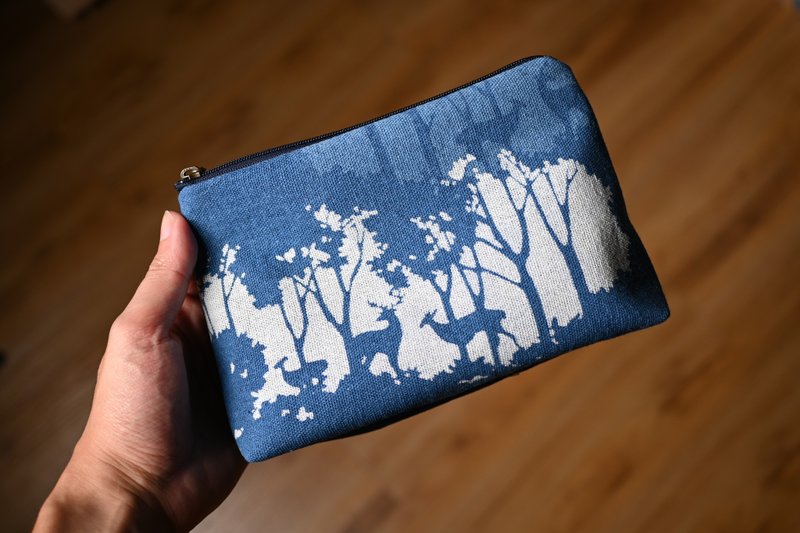 Aizen cosmetic bag/storage bag-Forest - กระเป๋าเครื่องสำอาง - ผ้าฝ้าย/ผ้าลินิน สีน้ำเงิน