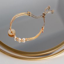 数千のゴールドと数千の手織りブレスレット、細いチェーン、ライトジュエリー、イエローの蝶の貝殻、幸運のお金の花、調節可能
