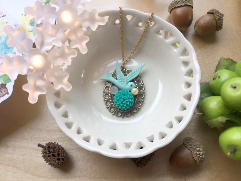 Zoe's forest birds flower necklace blue and green Christmas - Christmas package Christmas gifts PinkoiXmas - สร้อยคอ - โลหะ 