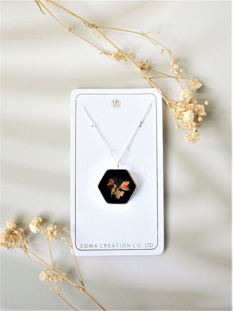 Autumn Night pressed flower necklace | silver chain made in Italy | resin - สร้อยคอ - พืช/ดอกไม้ สีส้ม