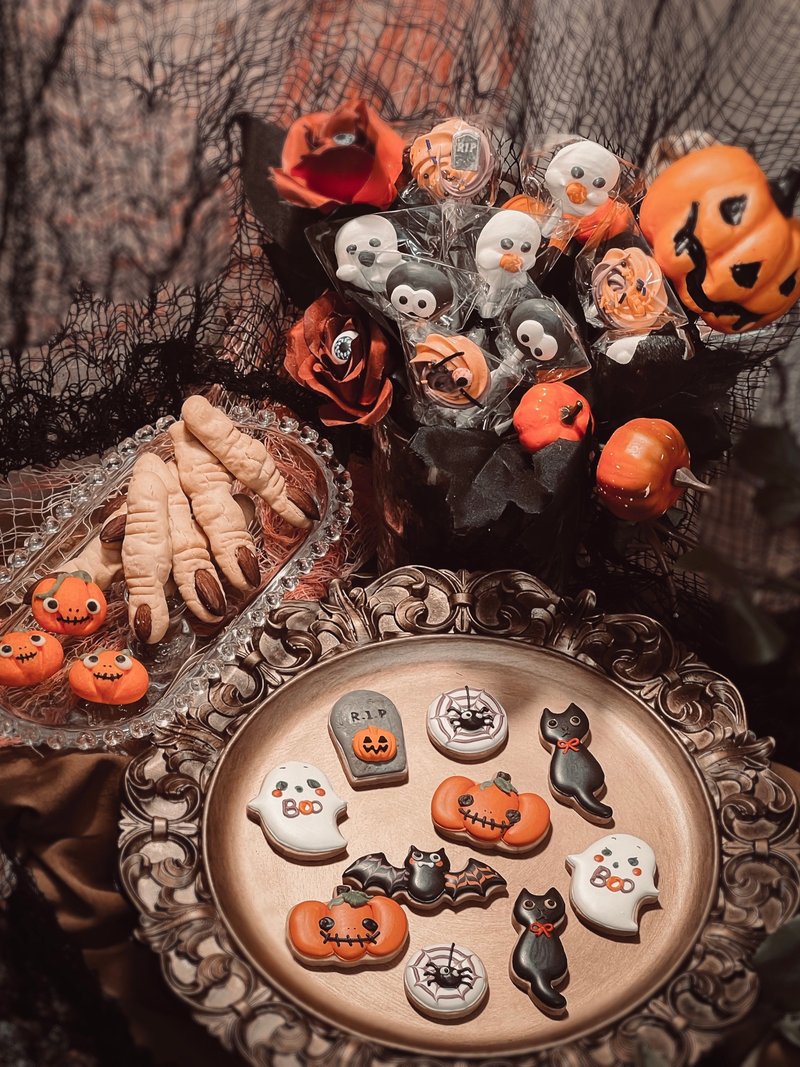 Trick or Treat Halloween Frosted Cookies Marlene Lollipops - คุกกี้ - อาหารสด 