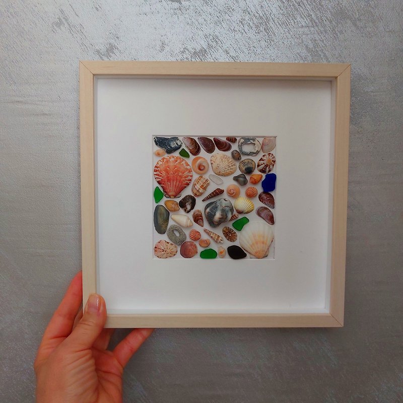 シャドー ボックスに貝殻と海のガラスのコラージュ。フレームアート、シーグラスアート。 - ウォールデコ・壁紙 - その他の素材 多色