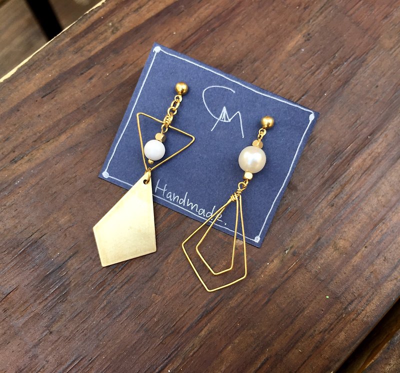 Hand Bronze x Turquoise earrings white needle / cramping - ต่างหู - ทองแดงทองเหลือง สีทอง