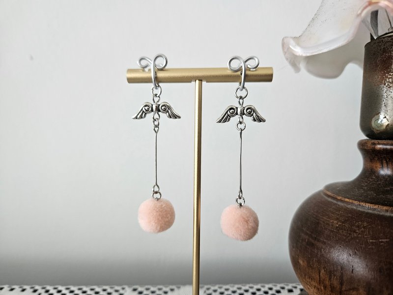 【Dream Wings】 Silver and peach colored fur balls~painless Clip-On, clip-on earrings, and ear hooks~ - ต่างหู - วัสดุอื่นๆ 