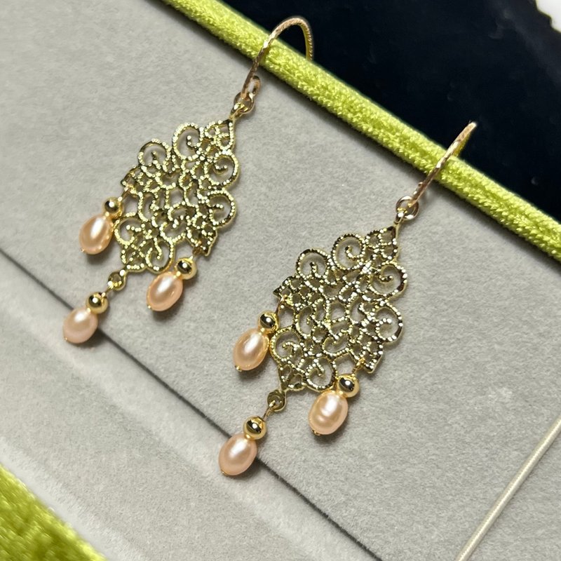 Hi Onion original design retro palace style lace pearl earrings female niche design high-end earrings - ต่างหู - วัสดุอื่นๆ 